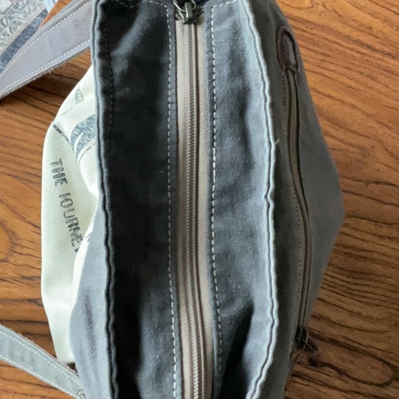 Chloe & Lex Zip top tote - Picture 5 of 7